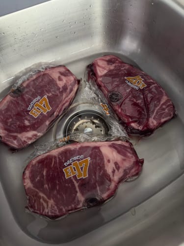 Reseña con foto de un cliente sobre New York Steak