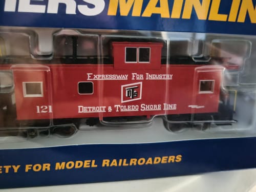 Customer photo review of WalthersMainline 910-8766 International Wide-Vision Caboose - Ready to Run -- Detroit & Toledo Shore Line #121, HO