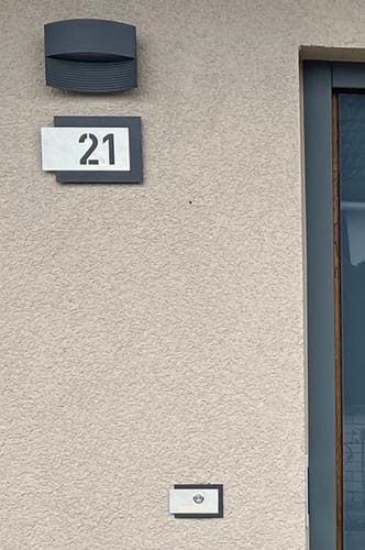 Customer photo review of Edelstahl-Hausnummer, mit 3D Effekt, Rückwand pulverbeschichtet in DB703, Frontblende in Edelstahl