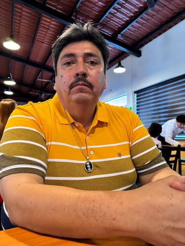 Customer photo review of Playera Polo Amarilla con líneas horizontales Blancas John Henry