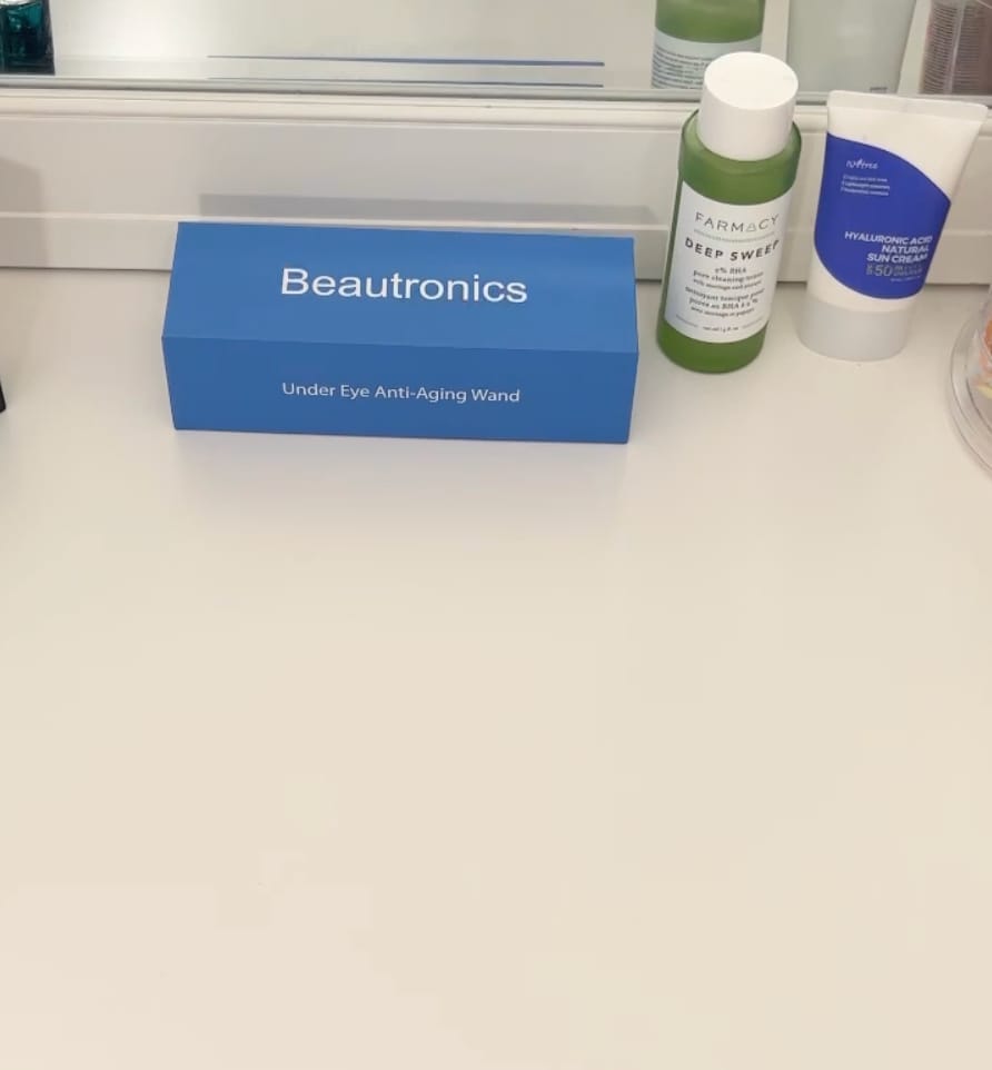 Customer photo review of Under Eye Skincare Wand
