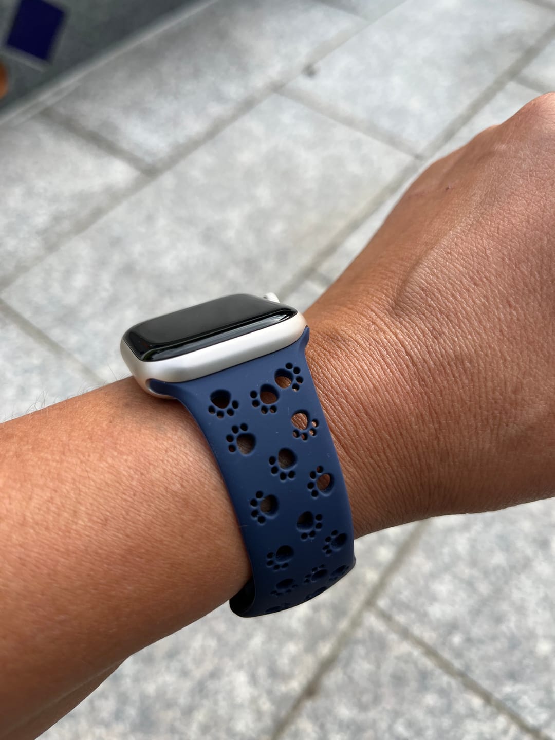 Customer photo review of Apple Watch Silikonband "Pfoten"