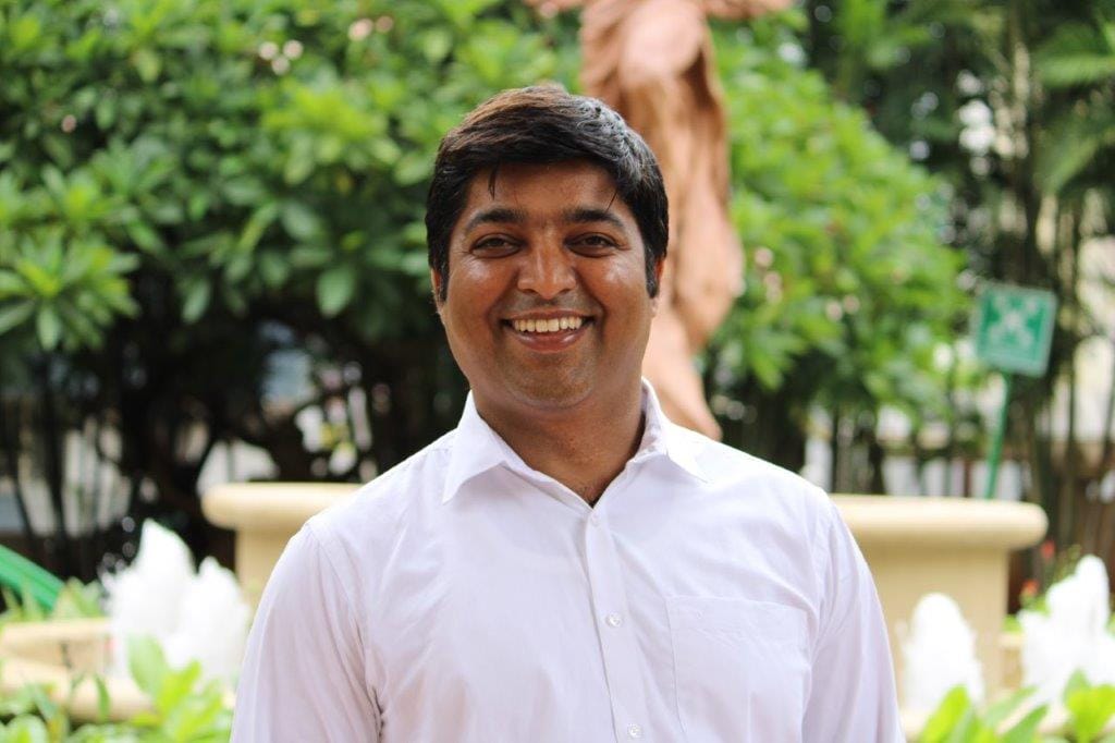 Customer photo review of Uathayam Minister Cotton Formal White Shirt For Men