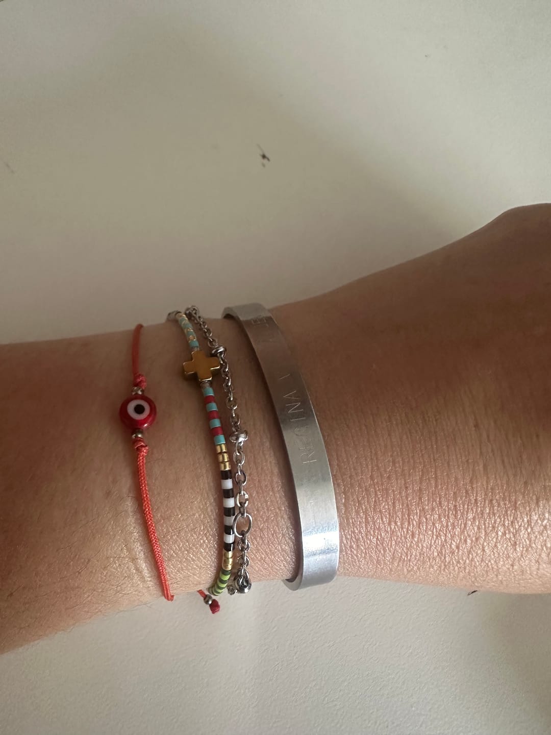 Customer photo review of Pulsera Chaquiras Colores Con Cruz