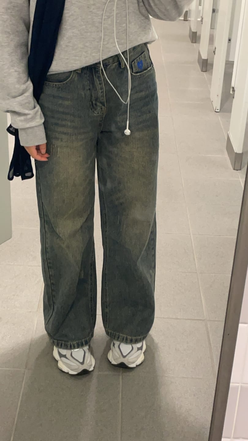 Customer photo review of Aelfric Eden Baggy Jeans