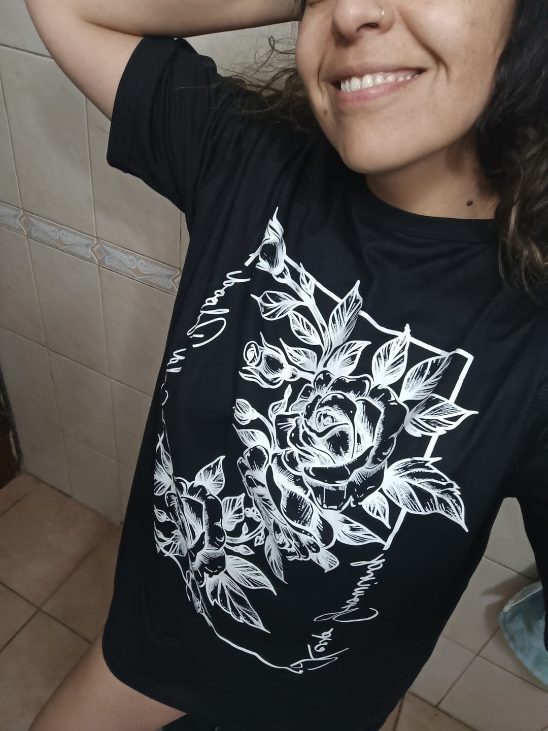 Customer photo review of POLERA BLACK & ROSES