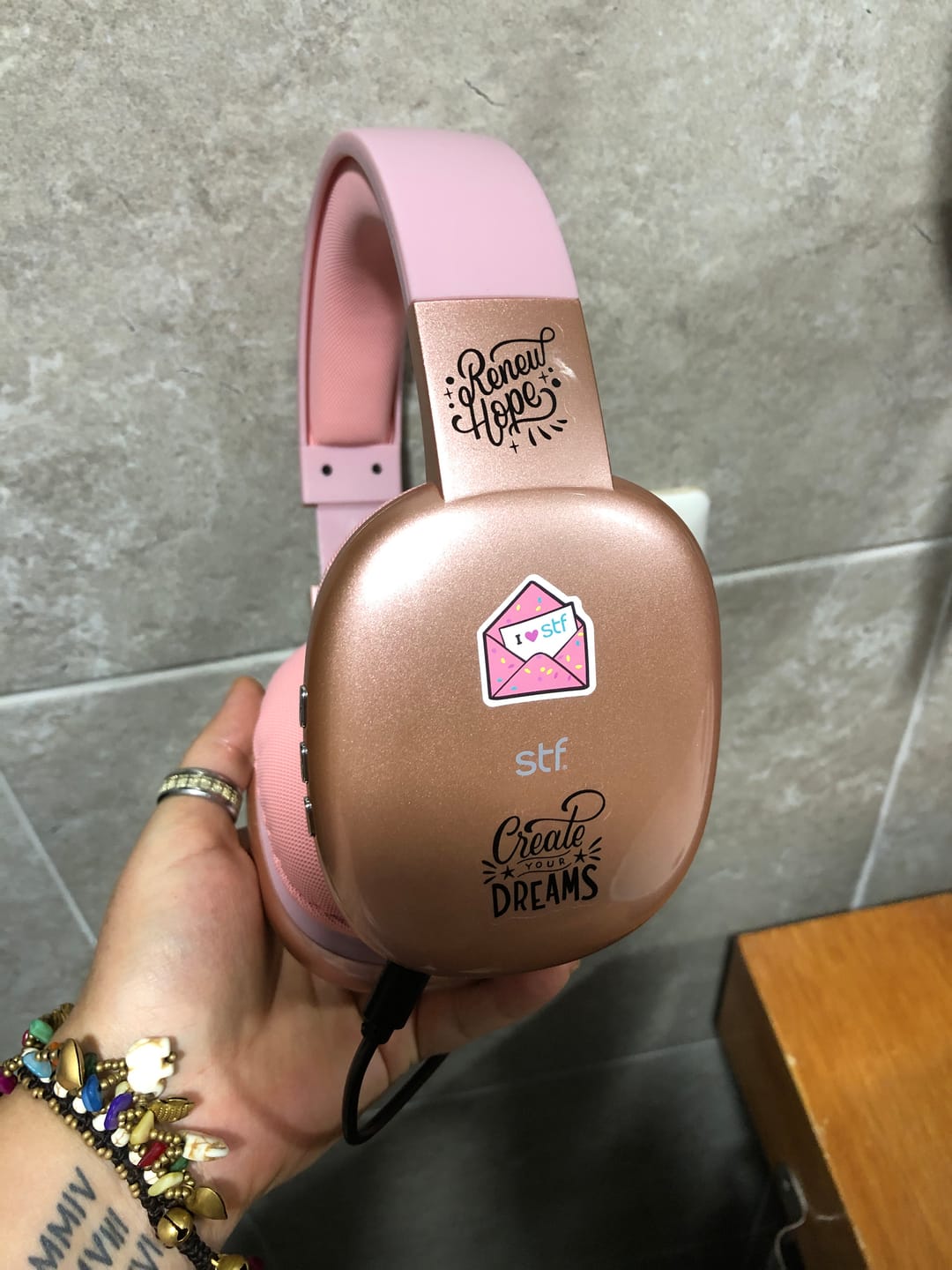 Customer photo review of Audífonos inalámbricos On ear | STF Aurum | 10 hrs uso función dual rosa