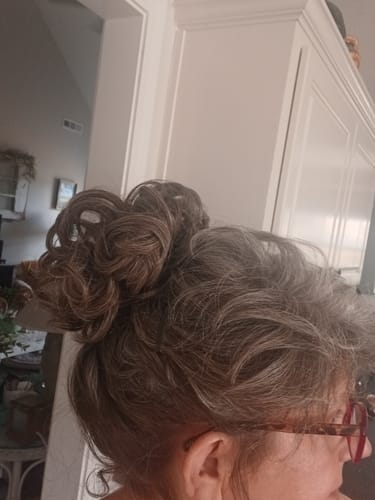 Customer photo review of JuvaBun Claw Clip Messy bun