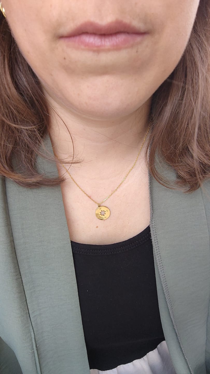 Customer photo review of Collar Rosa de los Vientos