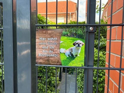 Customer photo review of Hunde-Türschild mit Foto & Wunschtext (UV- UND WETTERFEST) - Angebot beim Kauf eines 2. Schildes