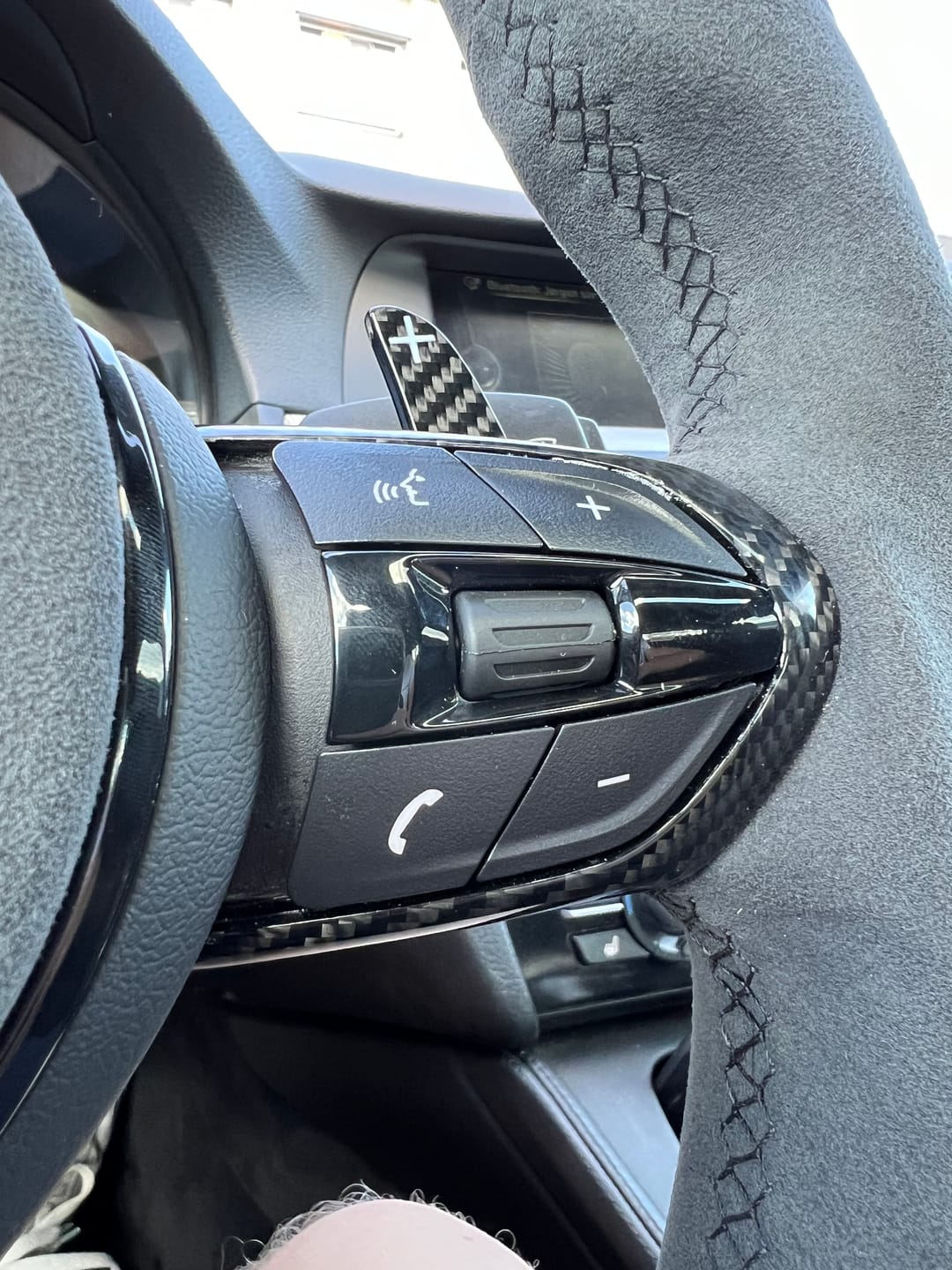 Customer photo review of BMW F-Serie Blackout Knappesett Carbon