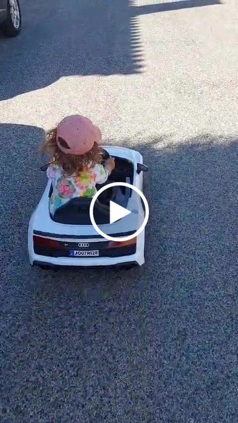 Customer video review of Pré-Venda Carro Elétrico para Criança MERCEDES GTR MINI 12v Vermelho c/ RODAS DE BORRACHA & ASSENTO EM PELE