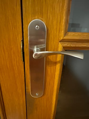 Customer photo review of Manilla modelo '130A' ola con placa ovalada de aluminio para puertas en acabado níquel satinado