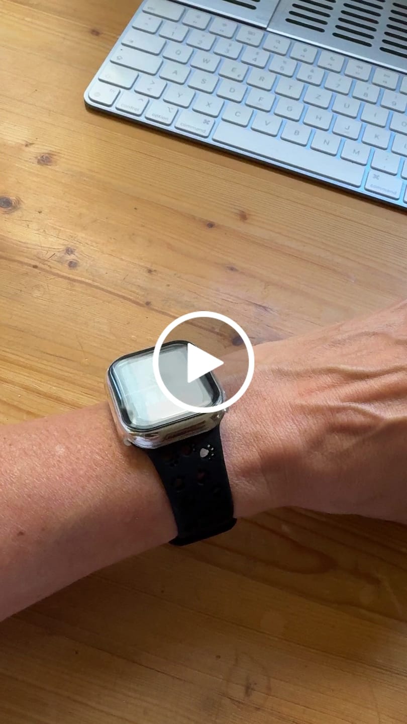 Customer video review of Apple Watch Silikonband "Pfoten"