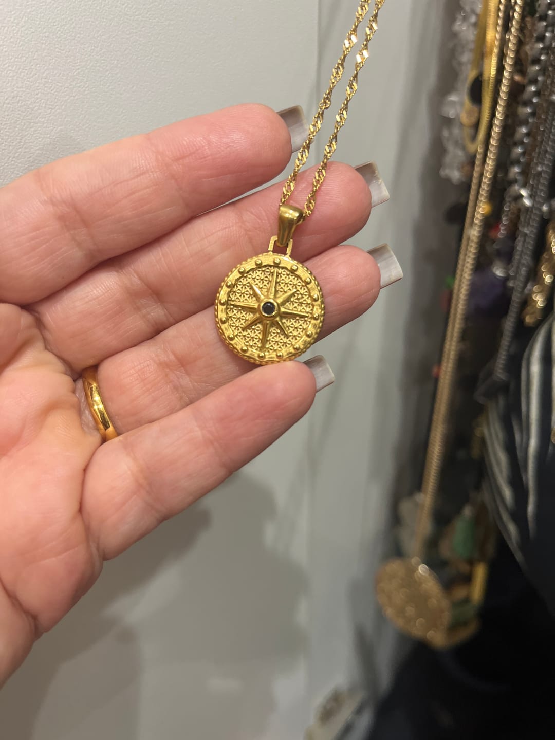 Customer photo review of Colar Estrela Rosa dos Ventos Banhado em Ouro 18k