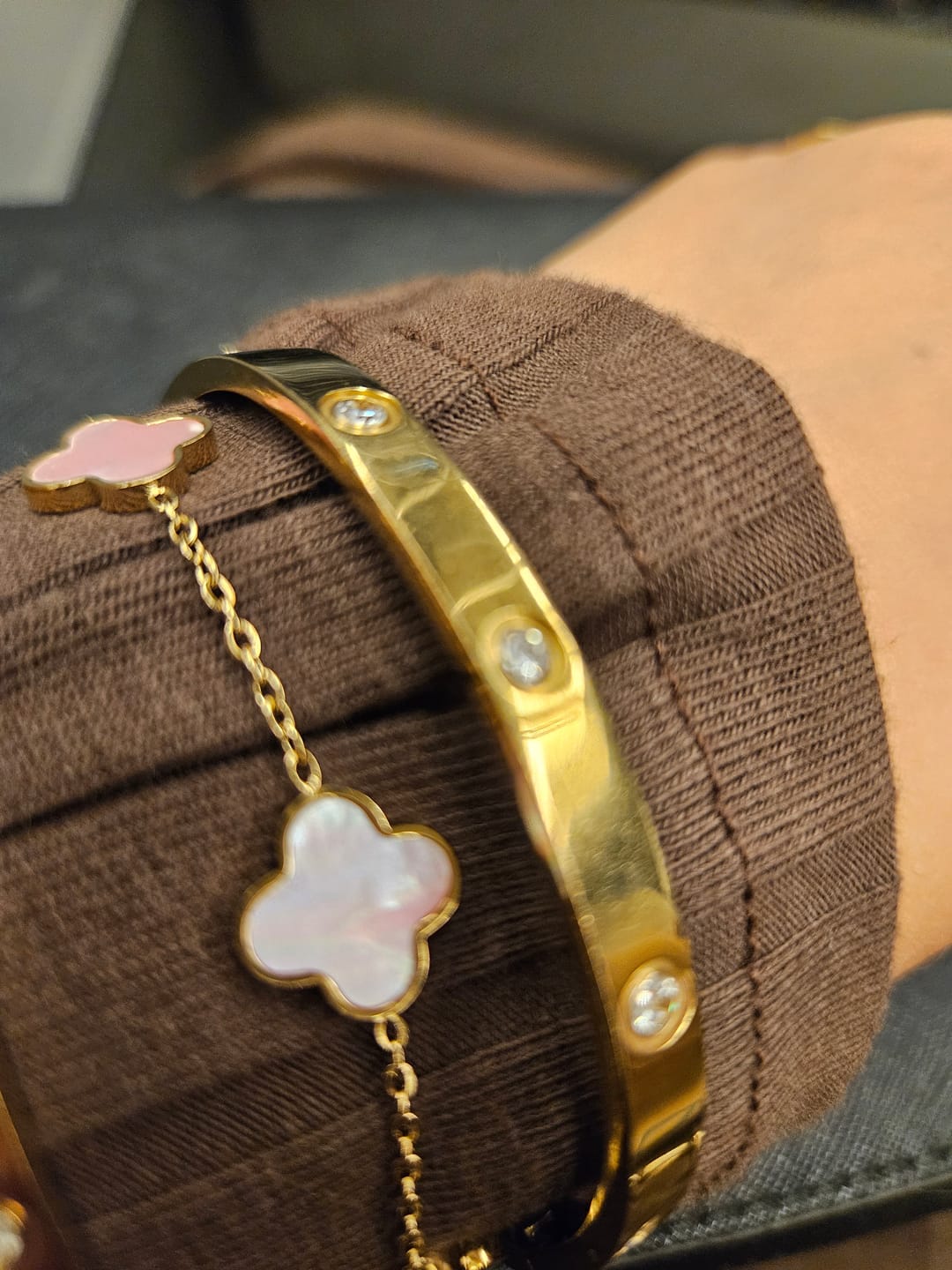 Customer photo review of Rosa Perlmutt Clover Armband | 18K vergoldet