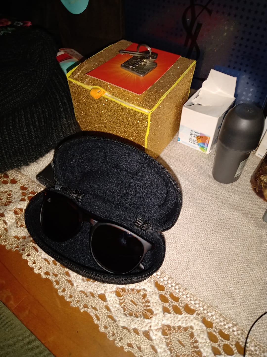 Customer photo review of Estuche de lentes de sol Reckless