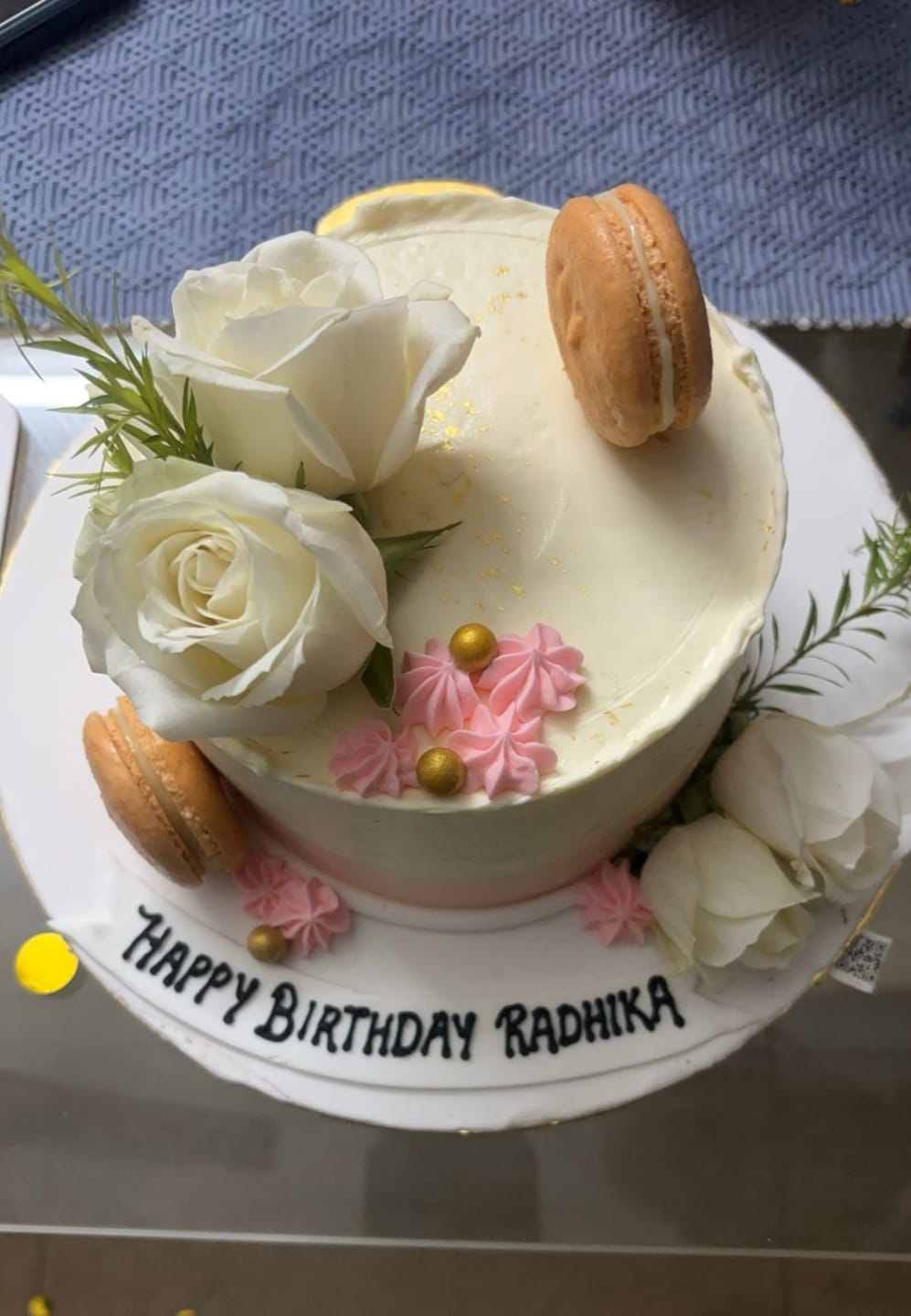 Customer photo review of Macaron Splash Cake