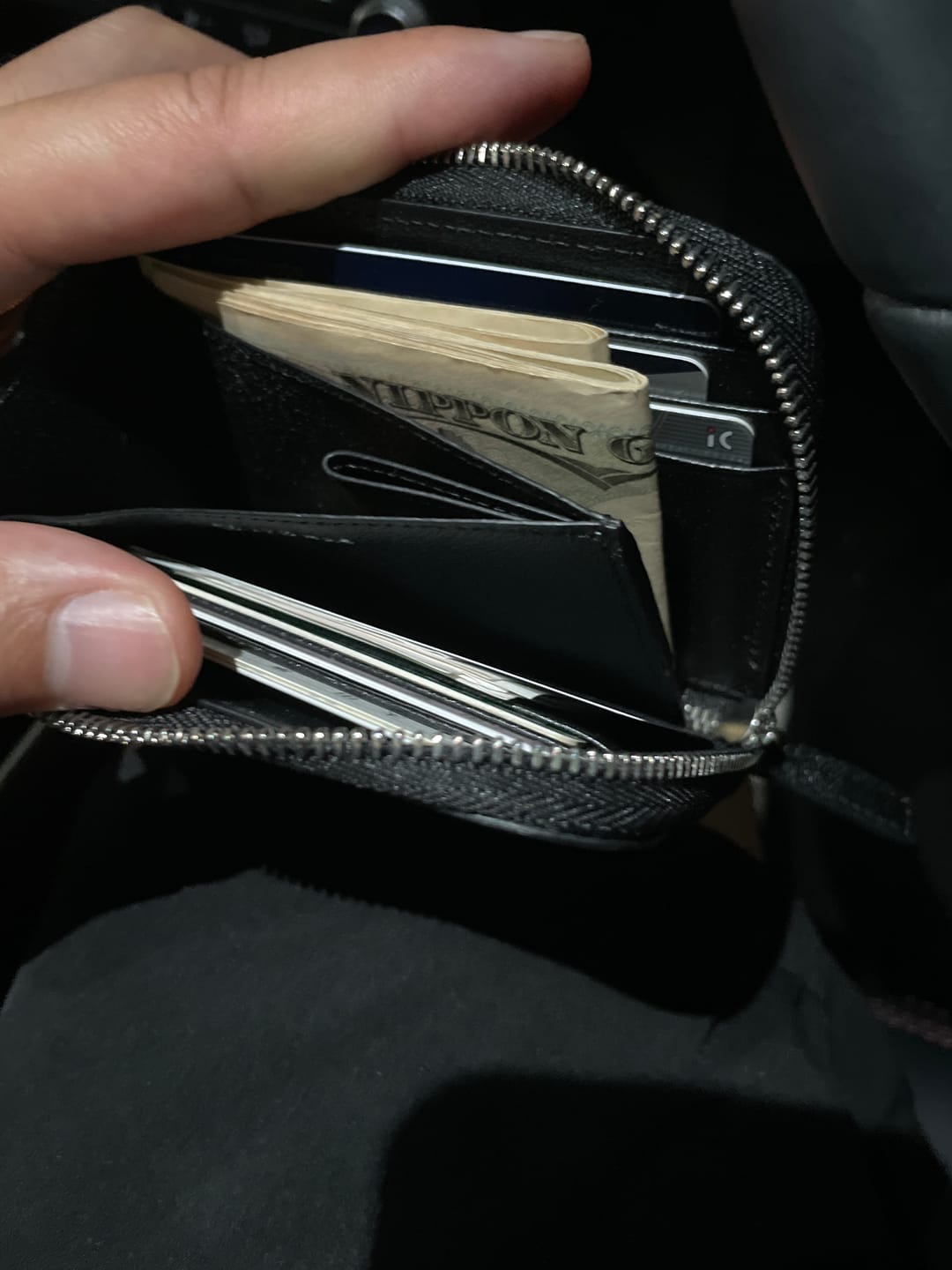 Customer photo review of ジップレザーウォレット AirTag 収納ポケット付き / Zip Leather Wallet