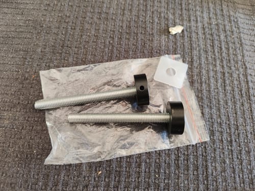 Customer photo review of Manillón cuadrado de 32x32mm 800mm entre ejes y 1000 de alto inoxidable negro sin roseta para puertas entrada