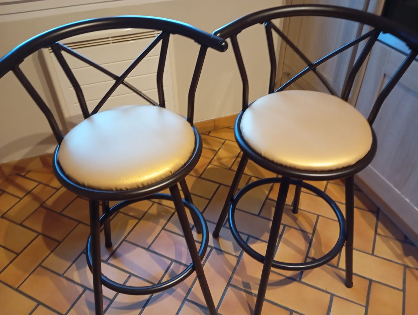 Customer photo review of Lot de 2 Tabourets de bar cuisine style industriel avec pieds en métal assise 360° et repose pieds - HAILEY 29 INCH BROWN 2PCS
