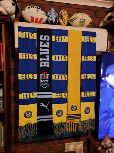 Customer photo review of Eels Bar Scarf