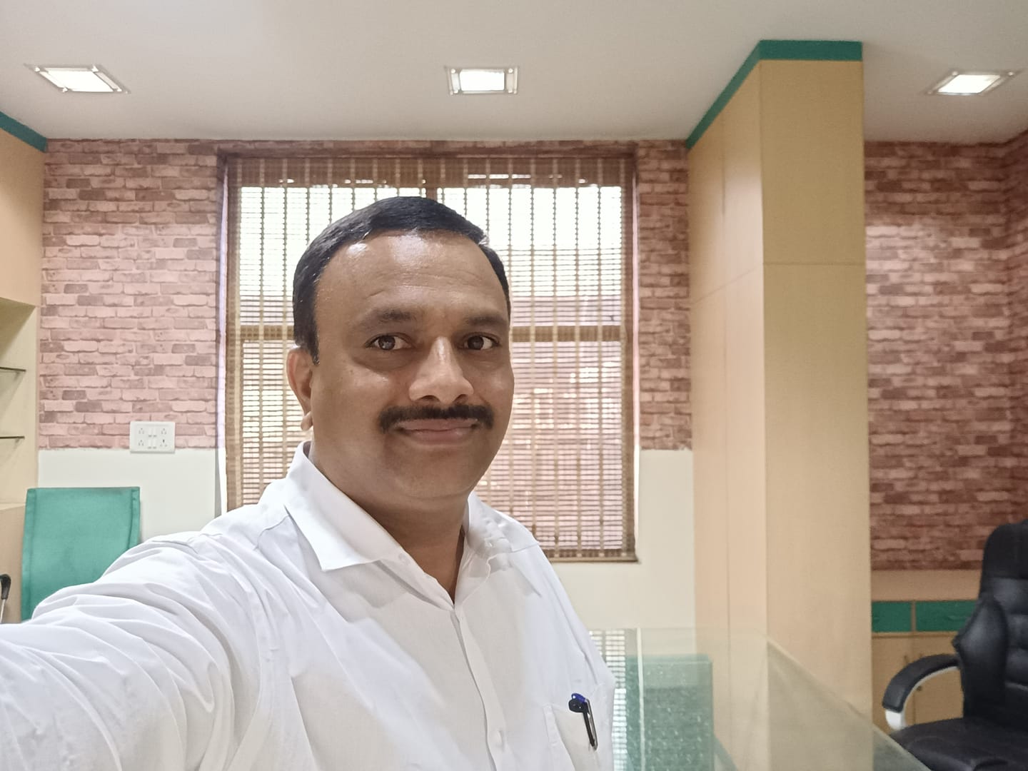 Customer photo review of Uathayam Linen Basic Cotton Linen Smart Fit Formal White Shirt For Men