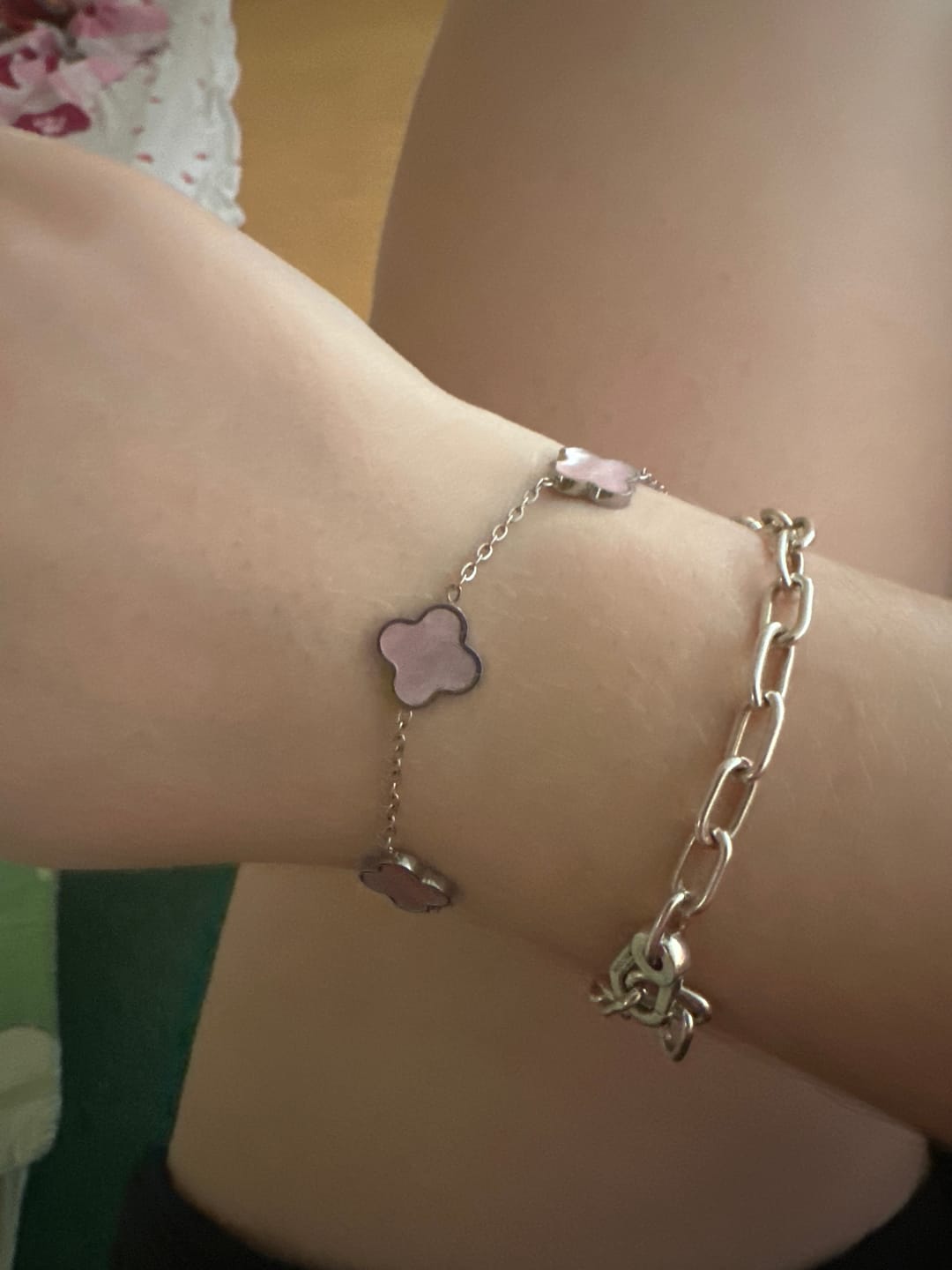 Customer photo review of Rosa Perlmutt Clover Armband | 18K vergoldet