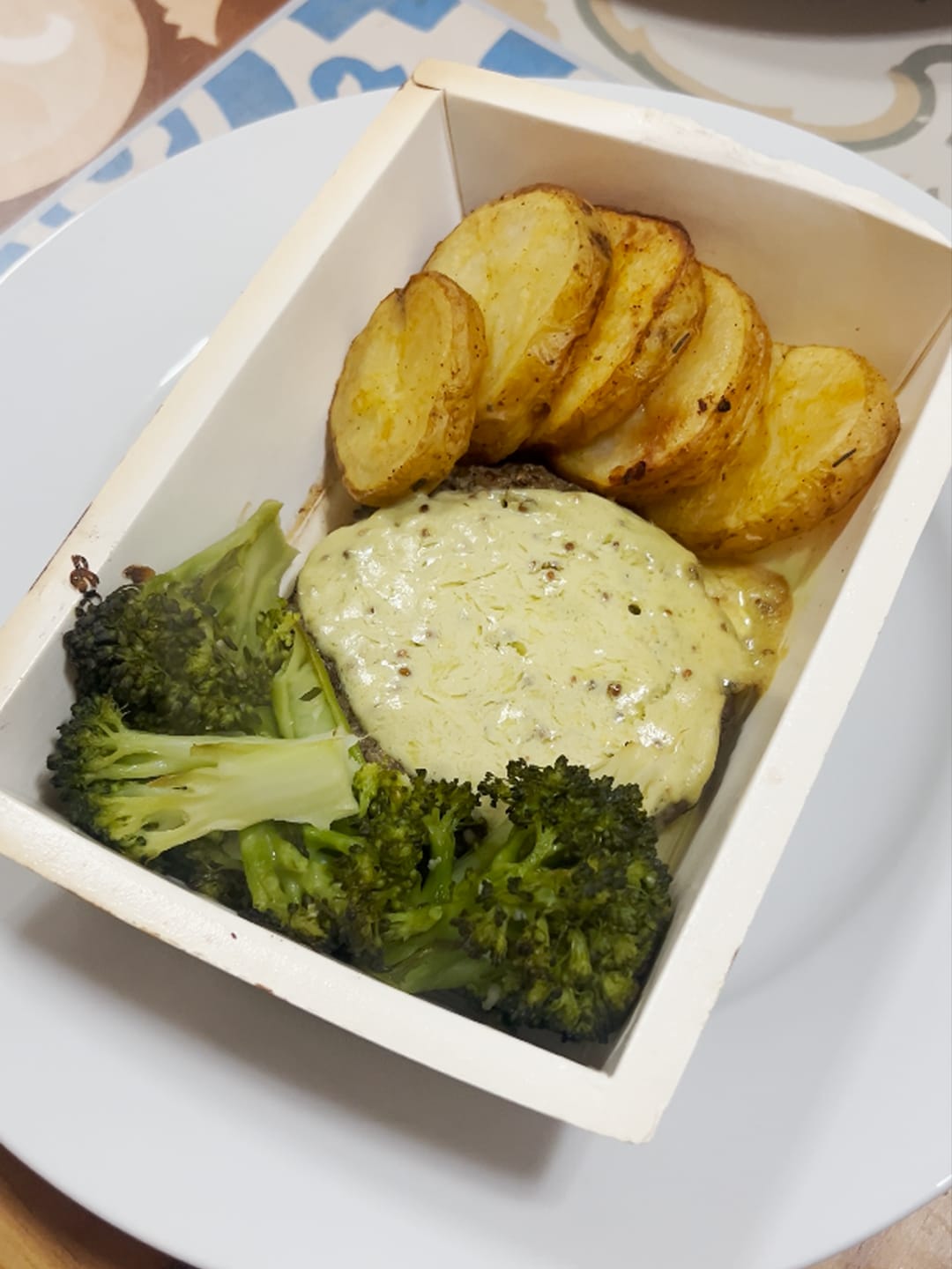 Customer photo review of Hambúrguer de Fraldinha ao Molho de Mostarda, Batata em Rodela com Alho e Brócolis