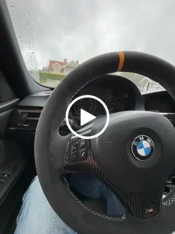 Customer video review of BMW E8X/E9X M-Performance Alcantara Ratt Hvite sømmer Gul stripe