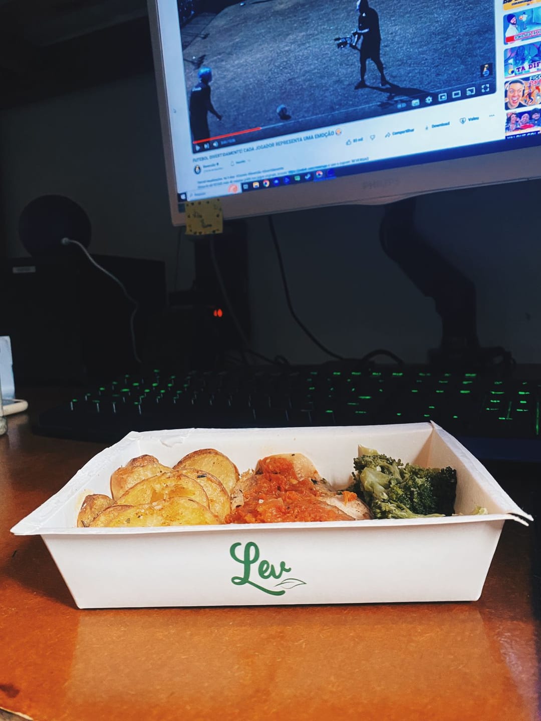 Customer photo review of Filé ao Lemon Pepper, Brócolis ao Alho e Batata Assada