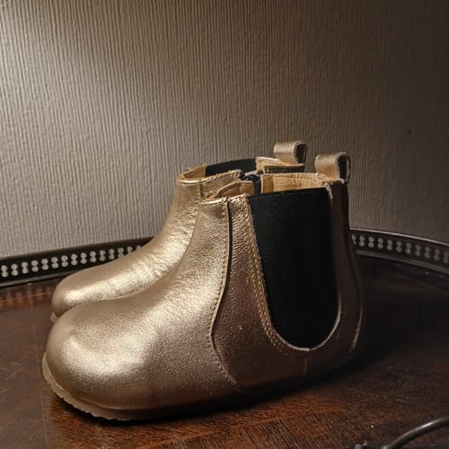 Customer photo review of Chelsea Urban - Dorado - Calzado ergonómico de cuero hecho en Chile