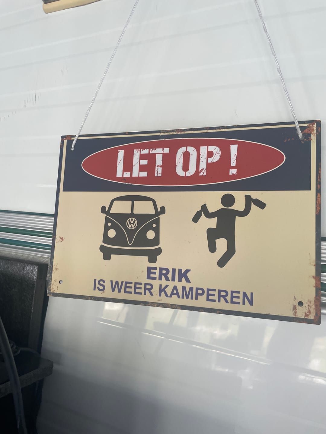 Customer photo review of Let op, ze kamperen weer - Outdoor-Deurbord