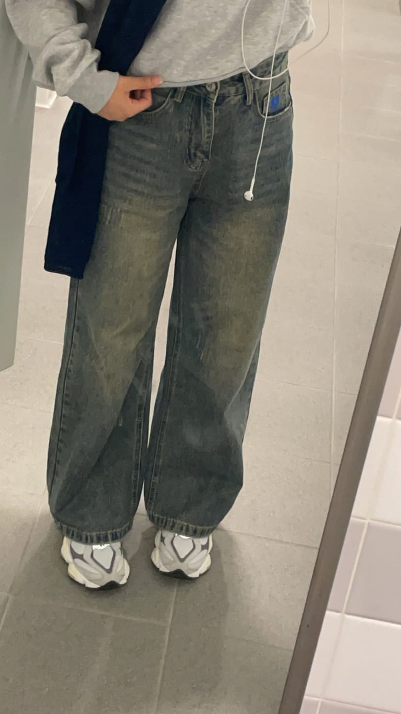 Customer photo review of Aelfric Eden Baggy Jeans