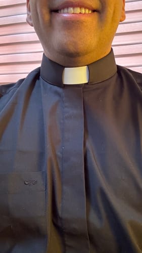 Customer photo review of Camisa Clerical Mariscal Negra en Manga Corta Corte Americano