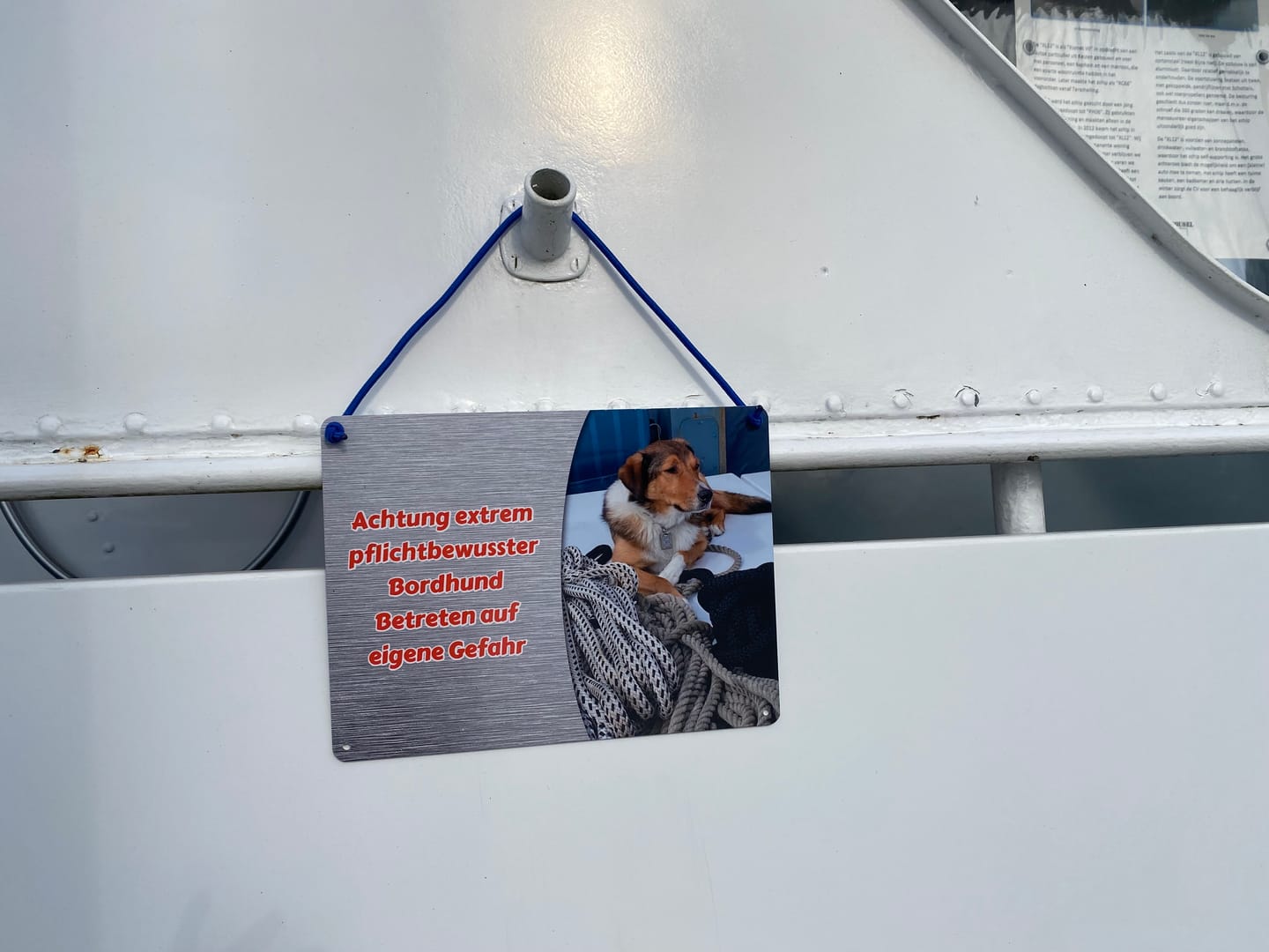 Customer photo review of Hunde-Türschild mit Foto & Wunschtext (UV- UND WETTERFEST) - Angebot beim Kauf eines 2. Schildes