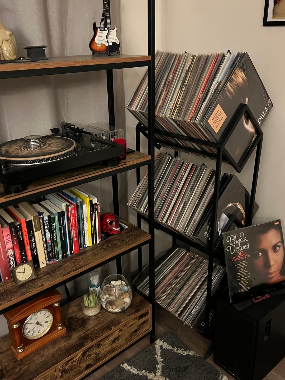 Customer photo review of Porta Vinilo Tres Niveles | LUXE METAL BLACK