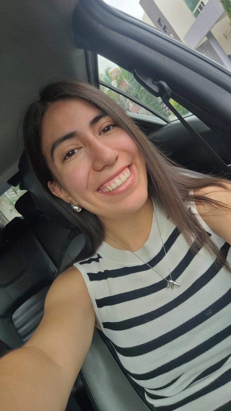 Customer photo review of Collar Plateado Liso Inicial Balloon