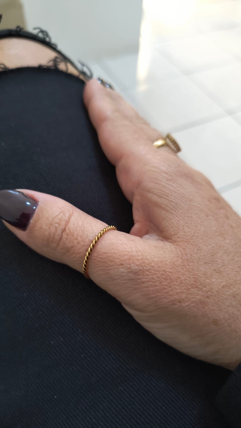 Customer photo review of Anel Twist Banhado em Ouro 18K