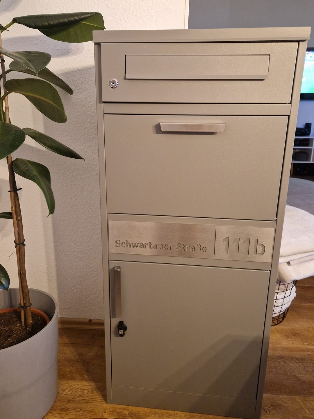 Customer photo review of AlbersDesign Stand-Paketbox PB1 Graualuminium (RAL9007) personalisiert mit Edelstahl-Schild
