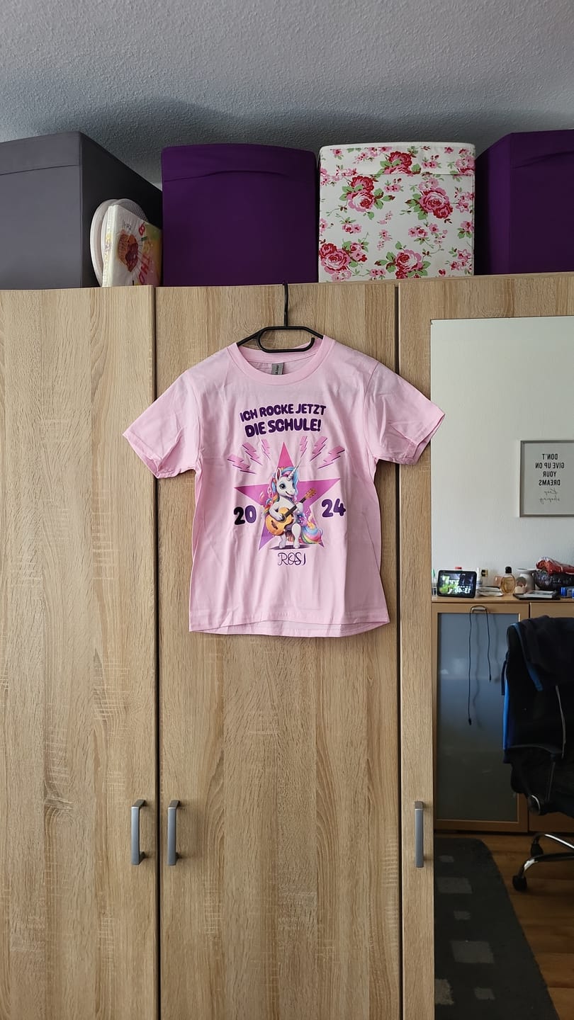 Customer photo review of Schule rocken - Personalisiertes Kinder T-Shirt