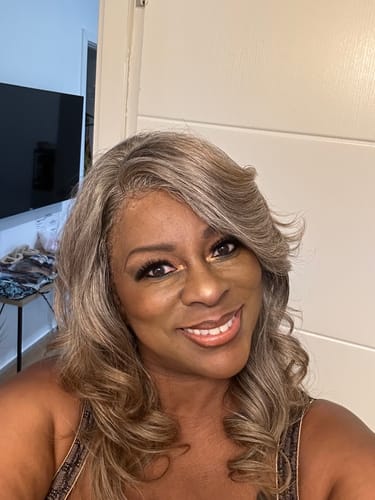 Customer photo review of Luvwin 5x5 Salt & Pepper Body Wave Glueless Bob Wig 100% Human Hair