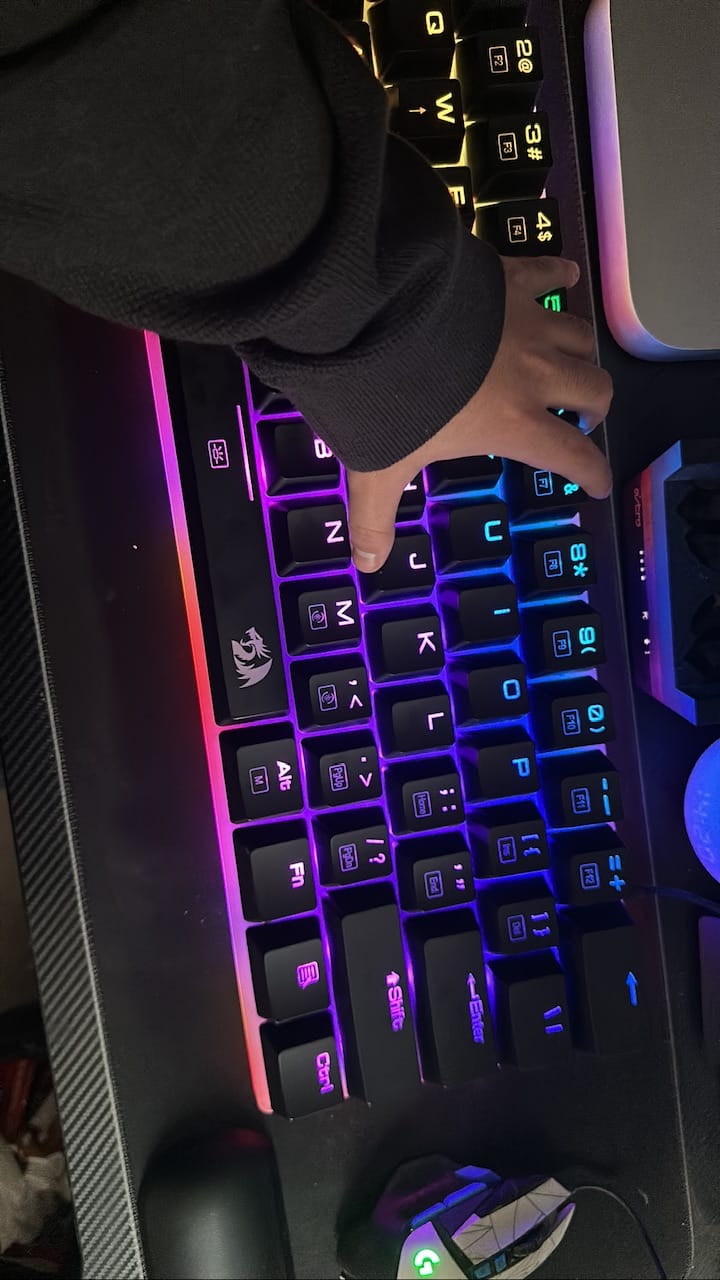 Customer photo review of Teclado Gamer Gigante 60% Redragon Alien K605 59cm/20cm/6cm