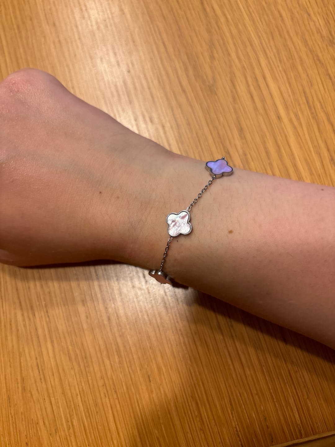 Customer photo review of Rosa Perlmutt Clover Armband | 18K vergoldet