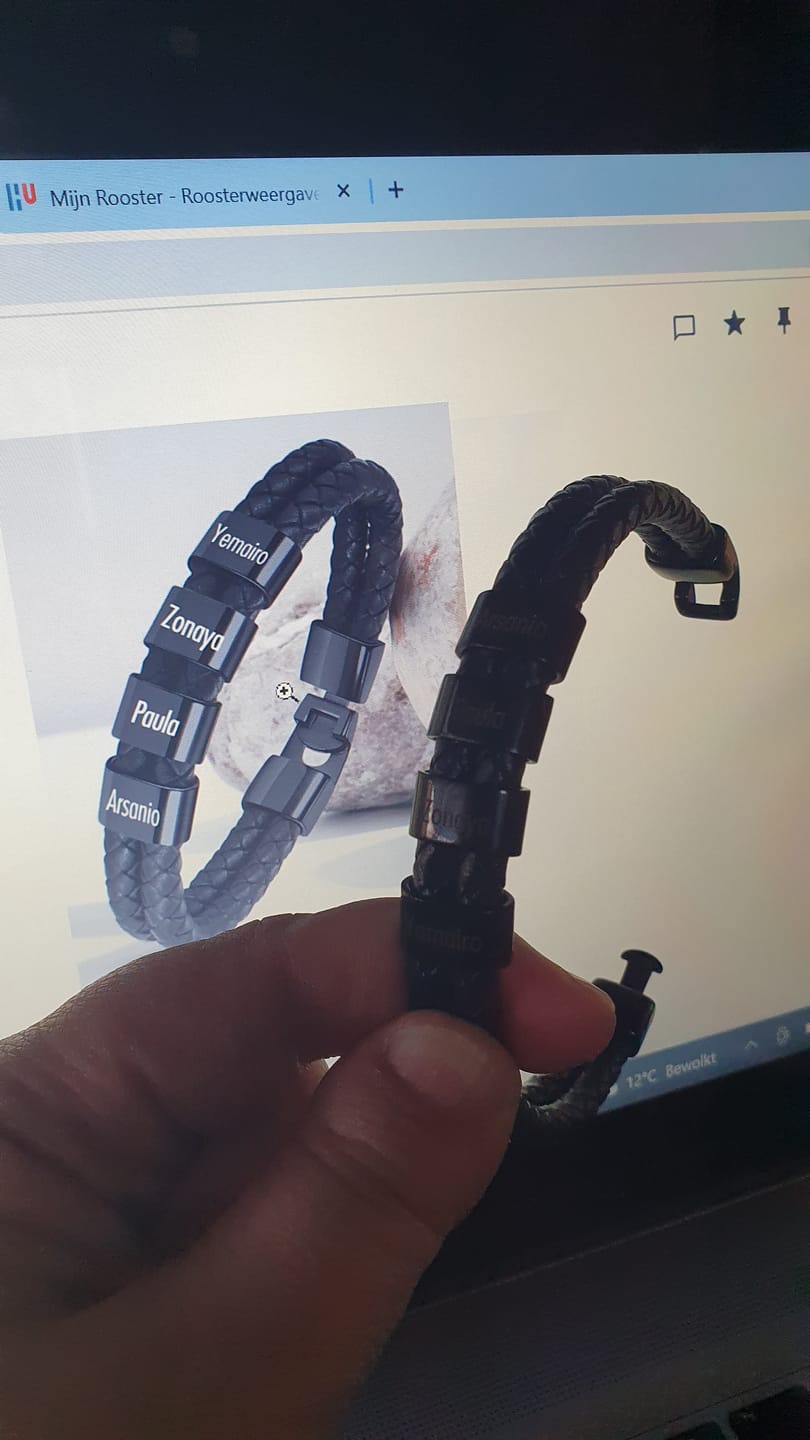 Customer photo review of Familieband - Gepersonaliseerde leren armband met ringen en namen