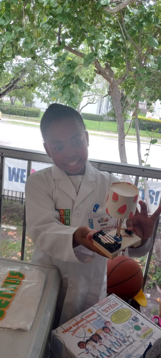 Customer photo review of S.T.E.M. GENIUS STARTER BUNDLE WITH LAB COAT & EXPERIMENT KIT