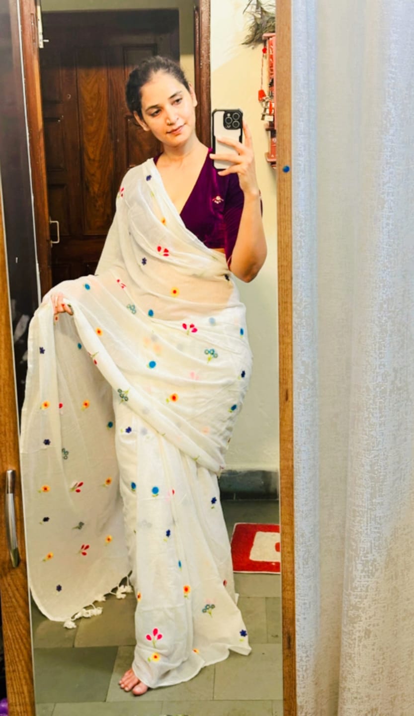 Customer photo review of White Embroidered Mulmul Cotton Saree