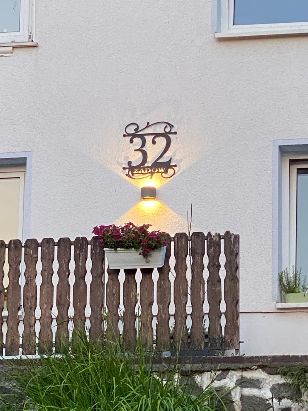 Customer photo review of Hausnummer Türschild mit Ornament und Familiennamen aus edlem Stahl