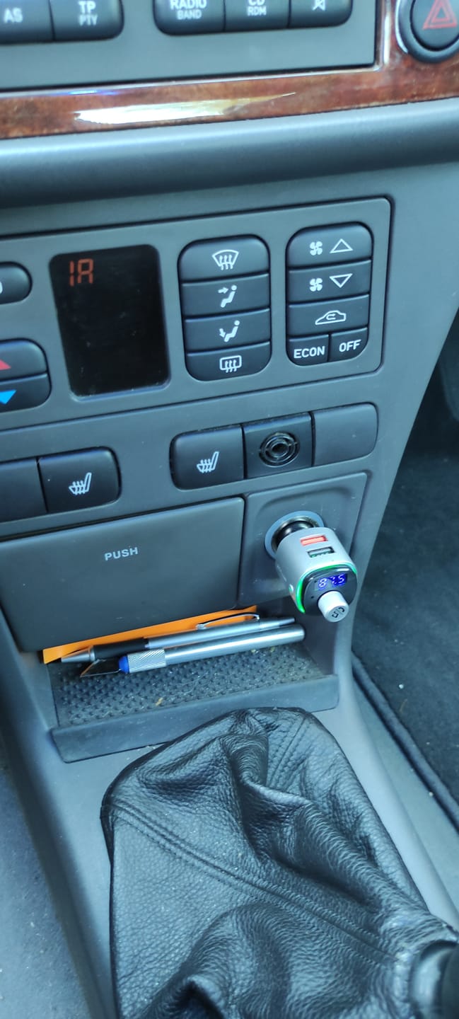 Customer photo review of Wegman Bluetooth FM Transmitter - Bluetooth Carkit - Autolader USB C
