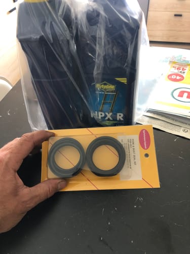 Customer photo review of Kit joints spi de fourche avec caches poussières TRIUMPH DAYTONA 955I / SPEED TRIPLE 955